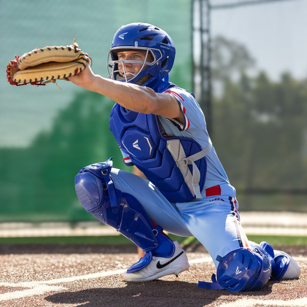 Detalle del equipo de catcher Easton Phenom