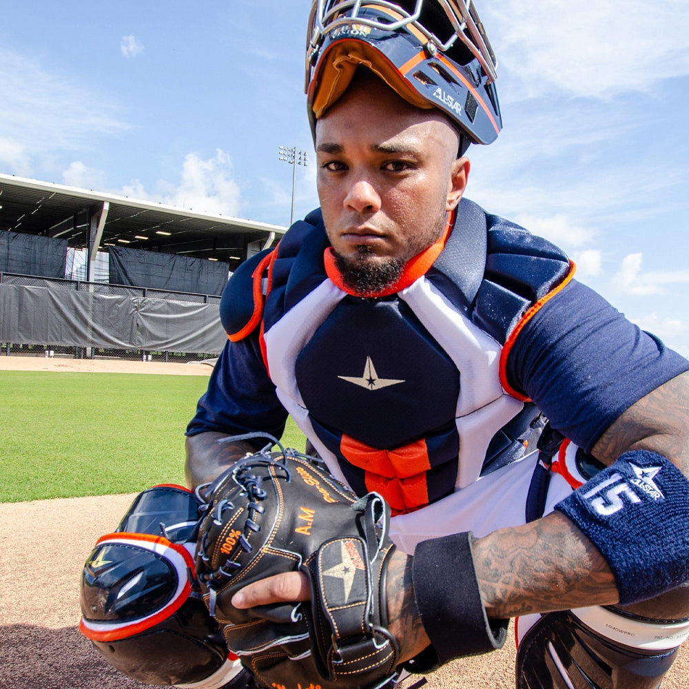Martin Maldonado con su mascota Pro-Elite
