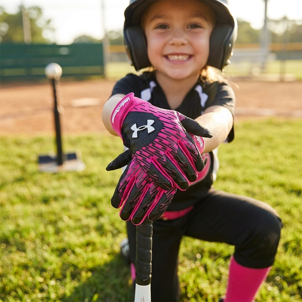 Guanteletas Under Armour Clean Up 3 a 6 años negro rosa en uso