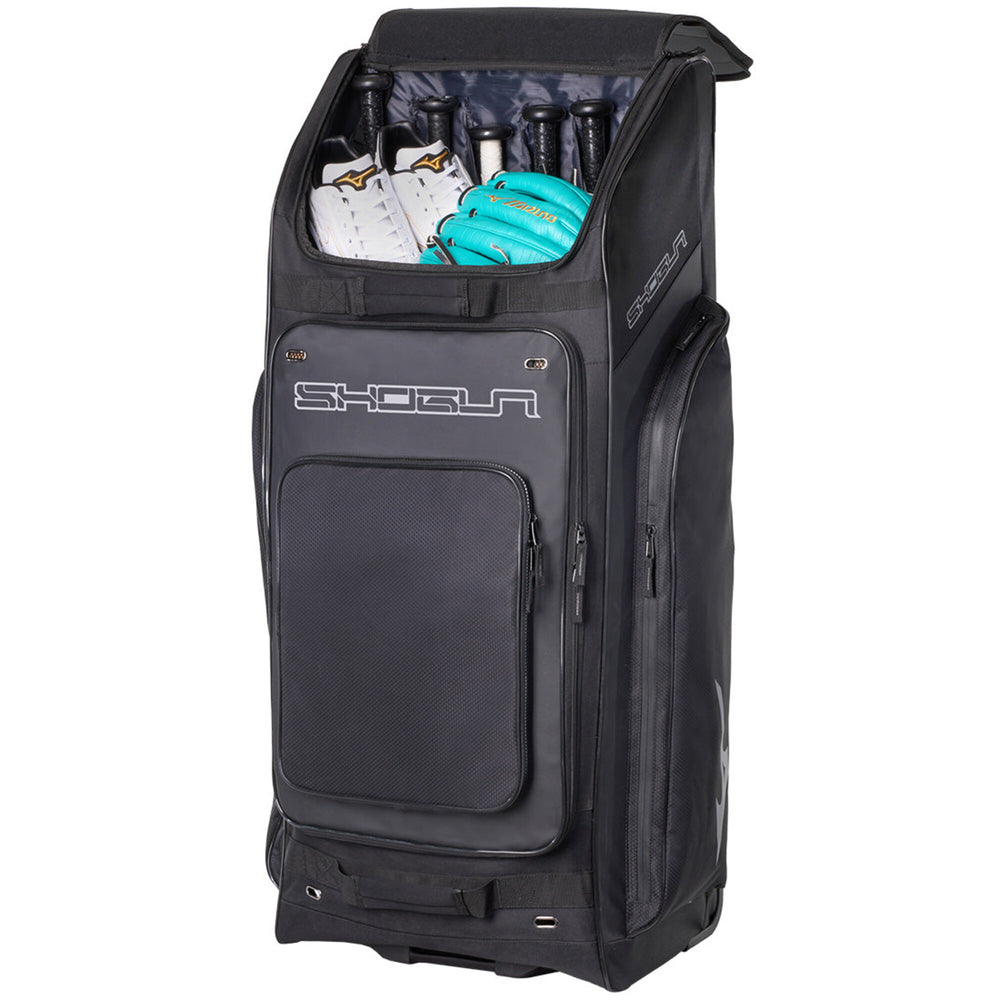 Maleta Mizuno Shogun con ruedas negro, compartimento superior abierto con bats, guante y calzado