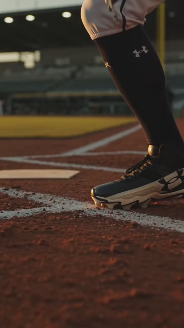 Spikes Under Armour Harper 10 RM Mid en acción
