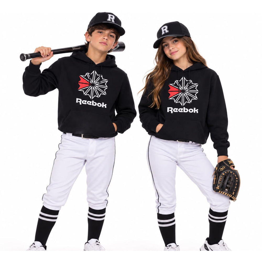 Sudadera Reebok negra juvenil puesta con uniforme de beisbol
