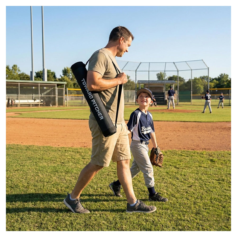 Papa cargando el tapete Rawlings enrollado camino al campo de beisbol